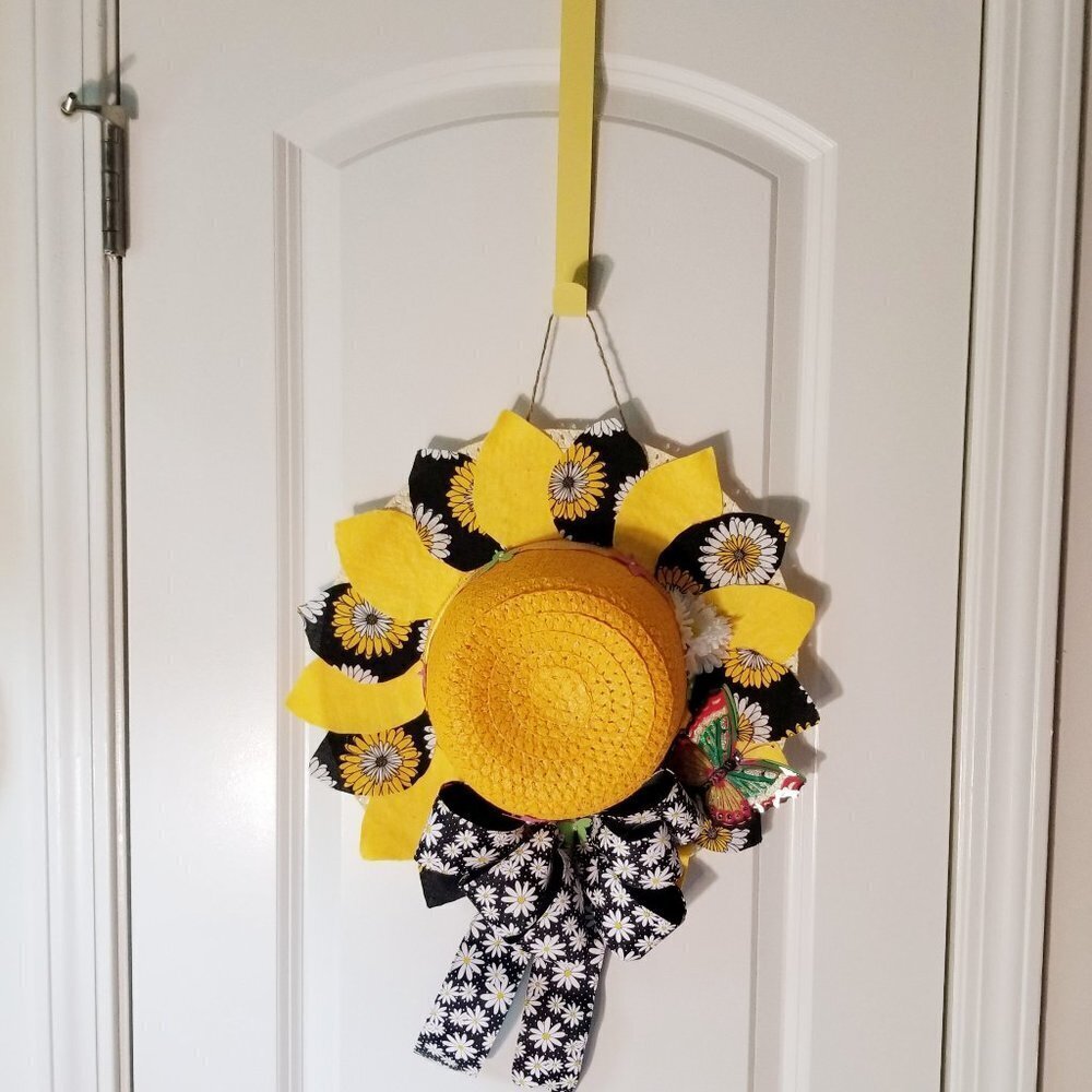 Daisy Hat Wreath Door or Wall Decor
